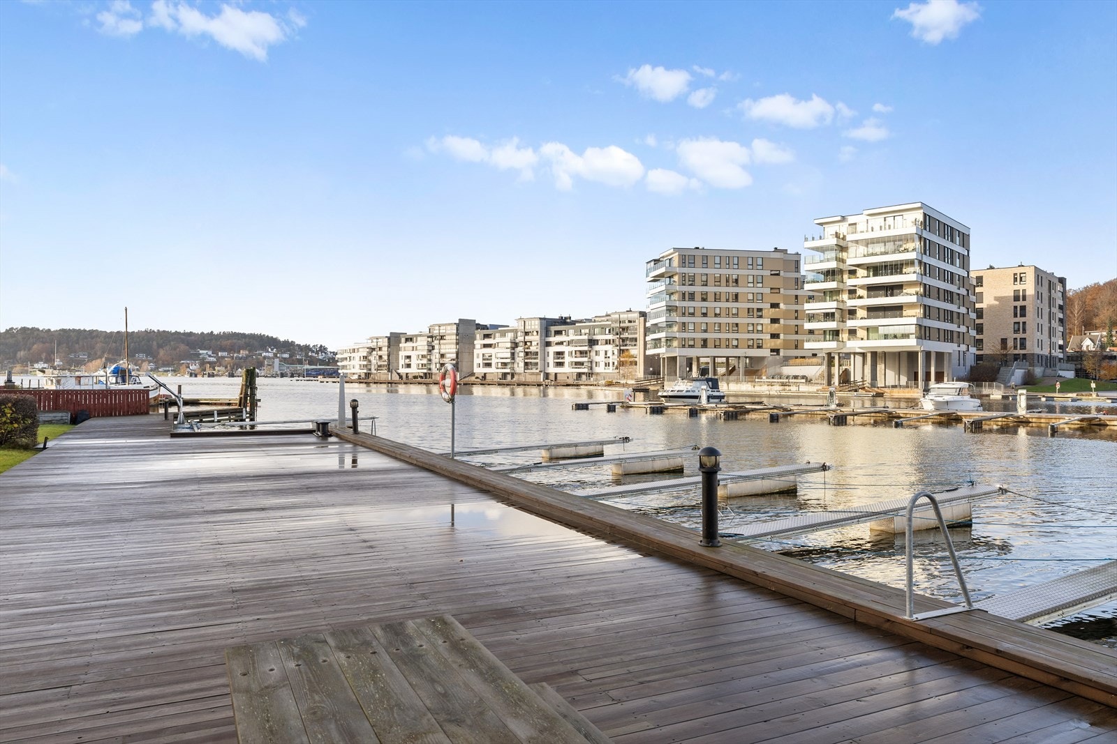 Den solide og velholdte bryggen gir trygge fortøyningsforhold og en ekstra dimensjon av komfort og luksus i hverdagen. Galleribilde