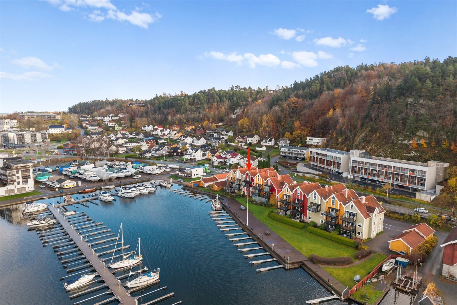 Vesterøyveien 13i er en sjelden perle for den som verdsetter høy standard, nydelig utsikt og nærhet til alt Sandefjord har å by på. Her får du et hjem som både inspirerer og gir deg følelsen av ferie - hver eneste dag. Galleribilde