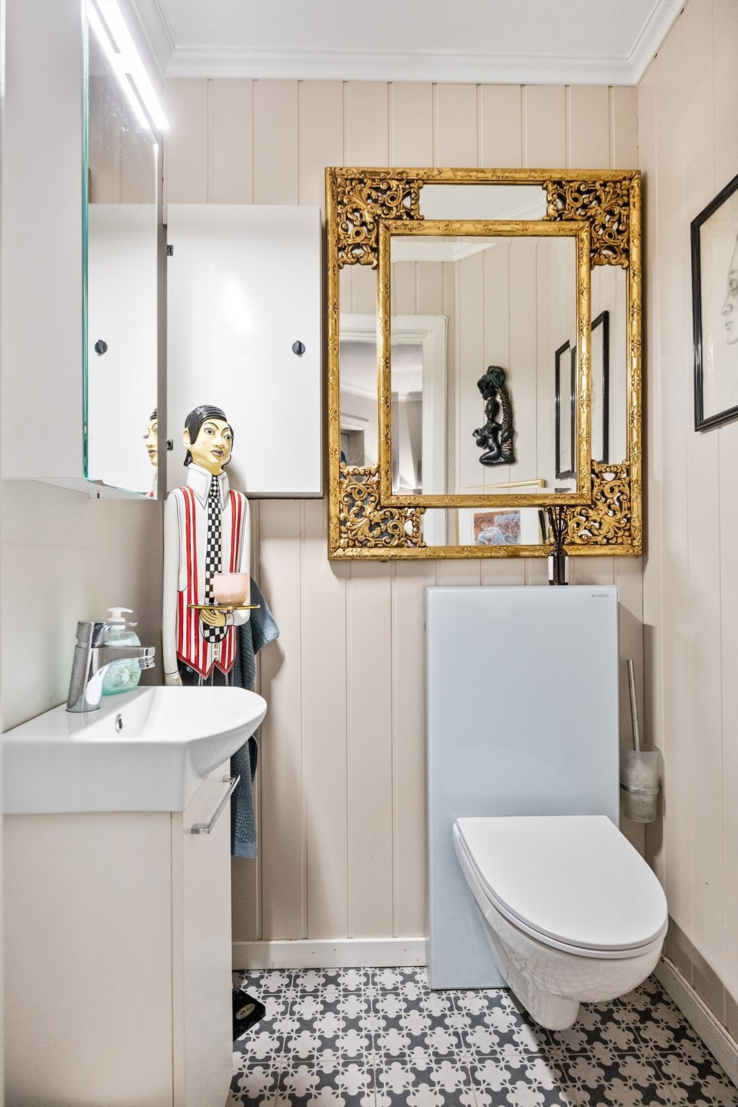 Videre finner du et lekkert gjestetoalett. Her er det valgt flotte materialer og delikate farger som skaper et elegant helhetsinntrykk. Kombinasjonen av kvalitetsinnredning, smakfulle fliser og gjennomtenkt belysning gir rommet et eksklusivt preg. Galleribilde