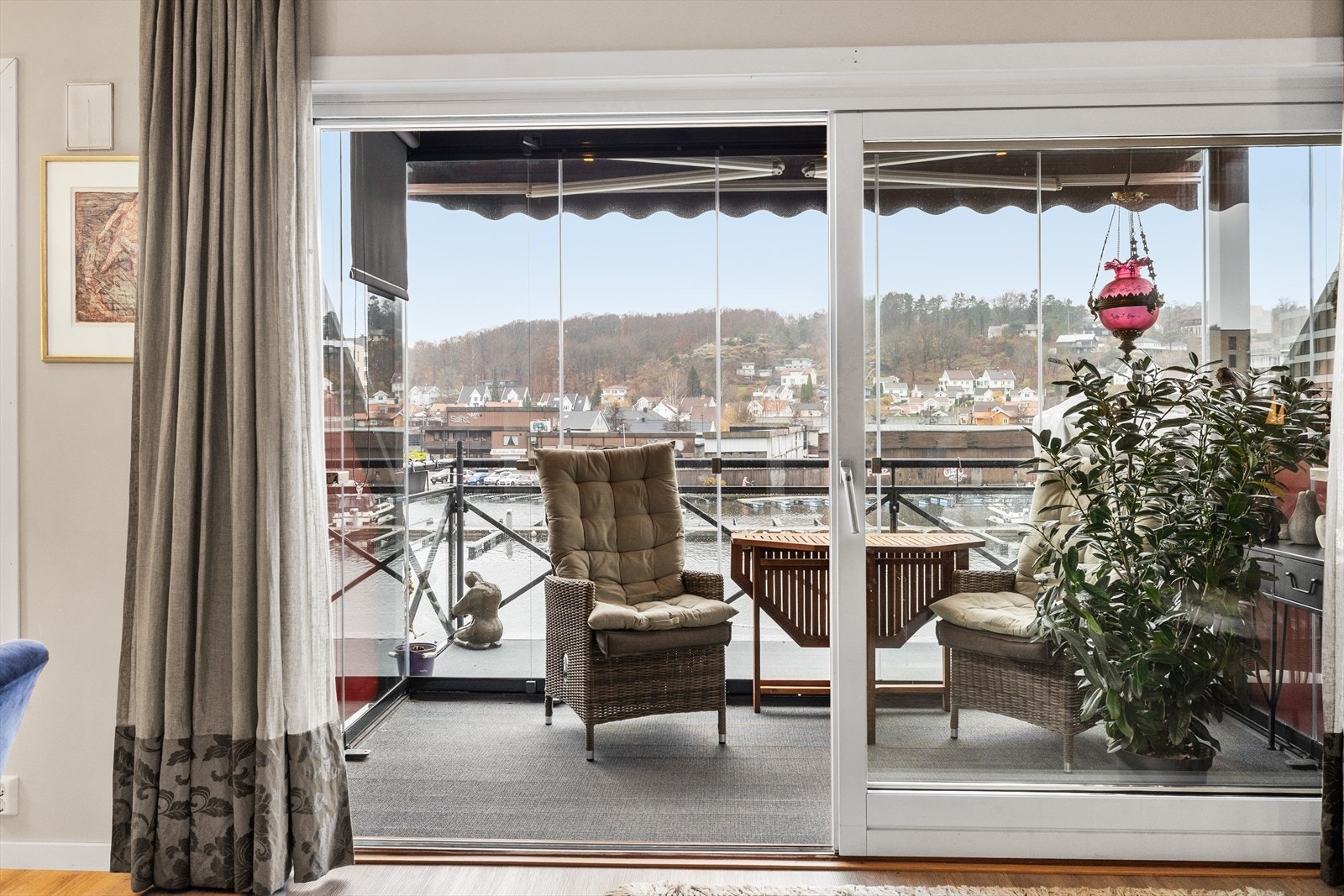 Herfra har du direkte utgang til den lekre, innglassede balkongen - et fantastisk oppholdsrom som kan brukes året rundt. Galleribilde