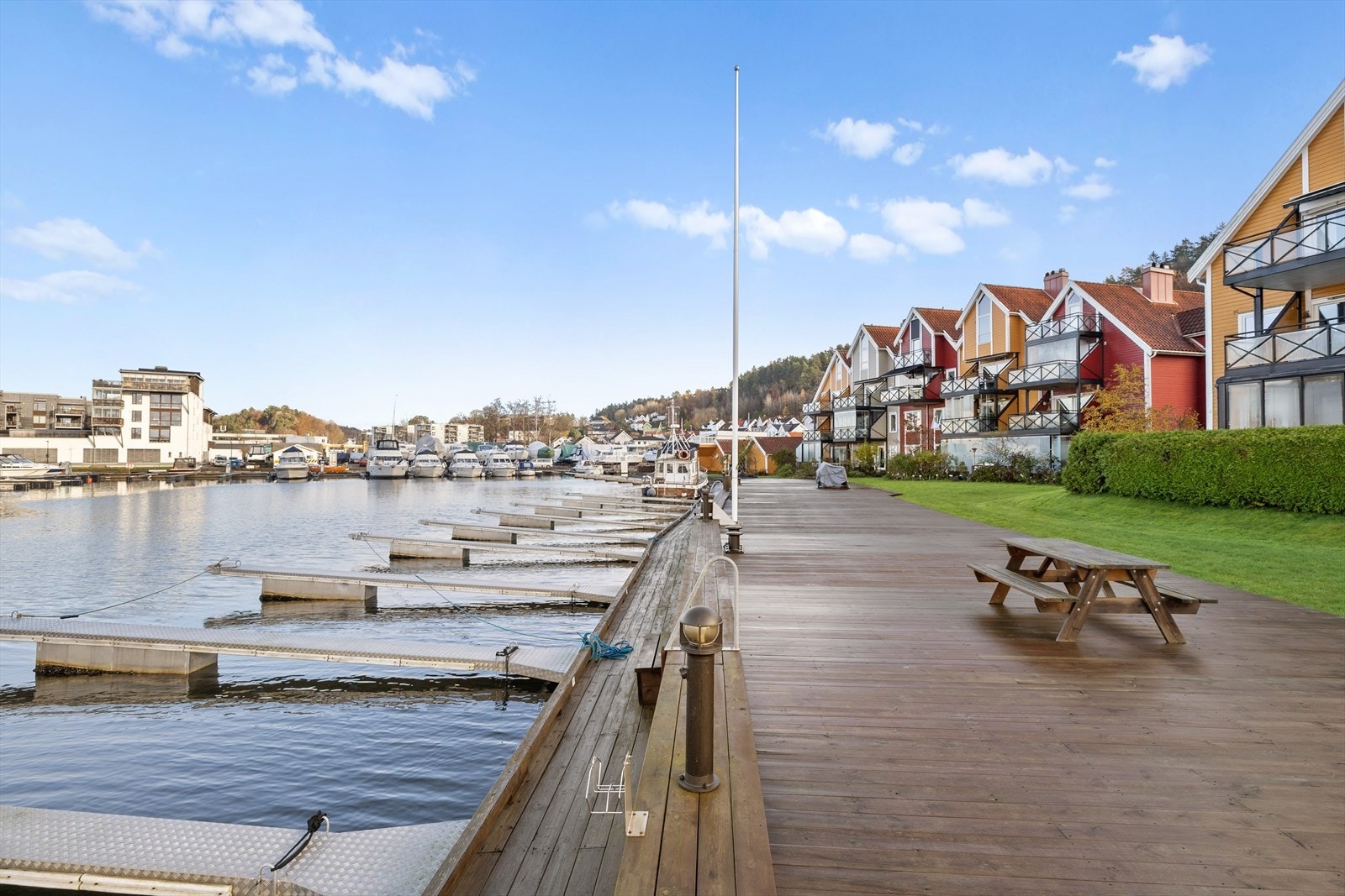 Langs den private bryggen finner du koselige sittegrupper og små oppholdsplasser hvor beboerne gjerne samles for en kaffe, en hyggelig prat eller for å nyte den rolige stemningen og utsikten mot fjorden. Galleribilde