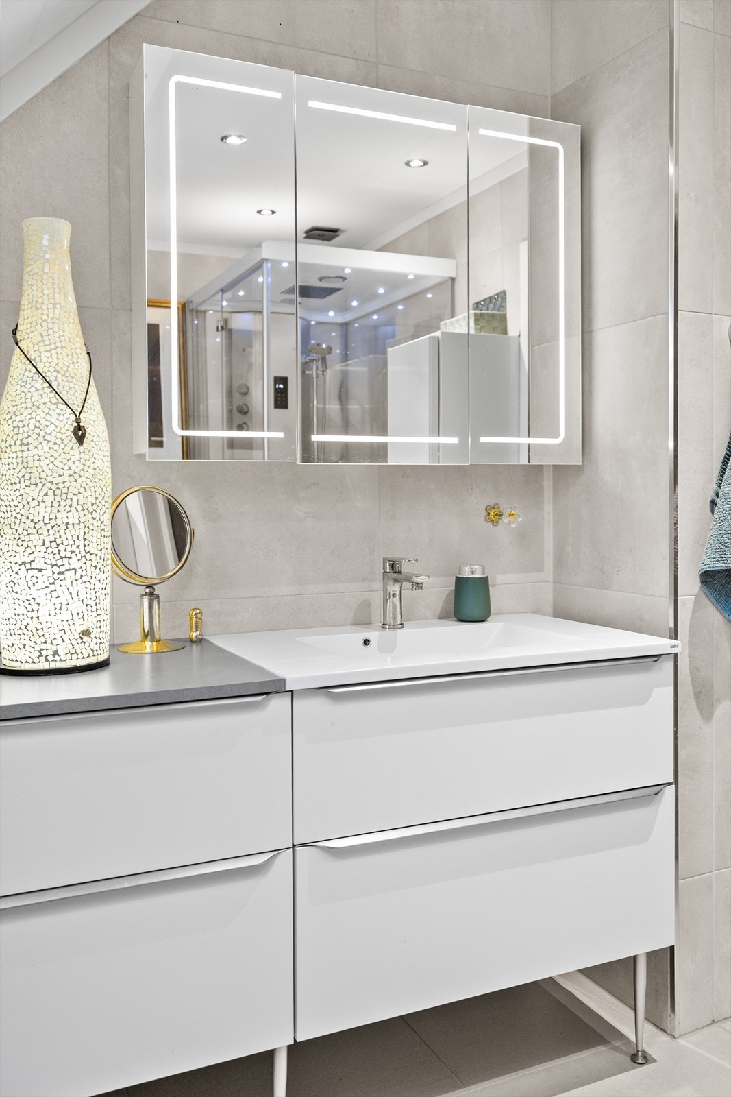 Dette er et baderom med gjennomført kvalitet, moderne komfort og detaljer som løfter hverdagen. Galleribilde