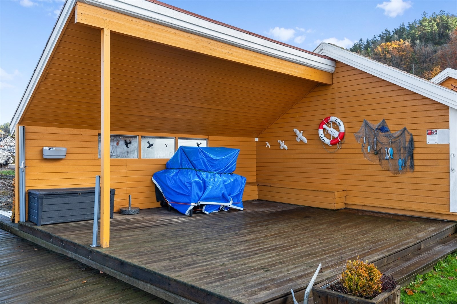 Sameiet har etablert en flott, takoverbygget fellesplatting rett ved bryggen - et nydelig samlingspunkt for beboerne. Her kan du nyte sene sommerkvelder med sjøutsikt, hyggelige måltider eller bare roen fra vannet, uansett vær. Galleribilde