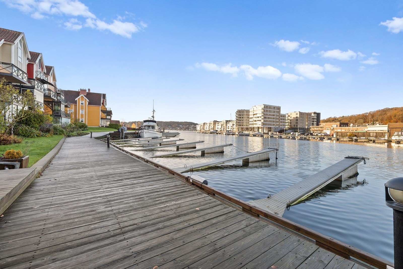 Her kan du følge båtlivet på nært hold, kjenne sjøbrisen og virkelig senke skuldrene - et nydelig sted å starte dagen eller avslutte en sommerkveld. Dette er et fellesområde som løfter bokvaliteten og gir en eksklusiv følelse av å bo ved sjøen. Galleribilde