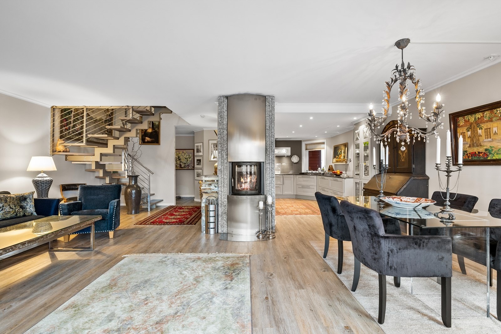 Stuen fremstår som både dekorativ og innbydende - et stilfullt oppholdsrom med harmoniske farger og en lun atmosfære. Galleribilde