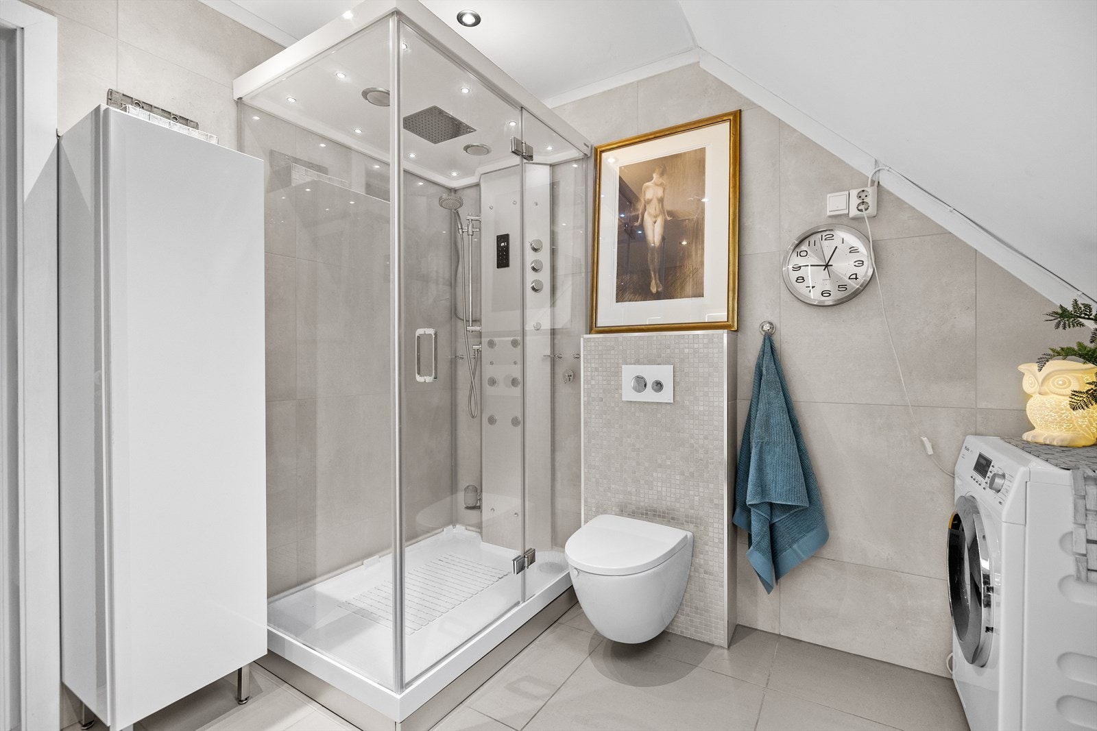 Innredningen er fra VikingBad og består av et stort dusjkabinett med dyser, dampfunksjon og radio - en luksuriøs detalj som gir hverdagen et snev av spa-følelse. Galleribilde