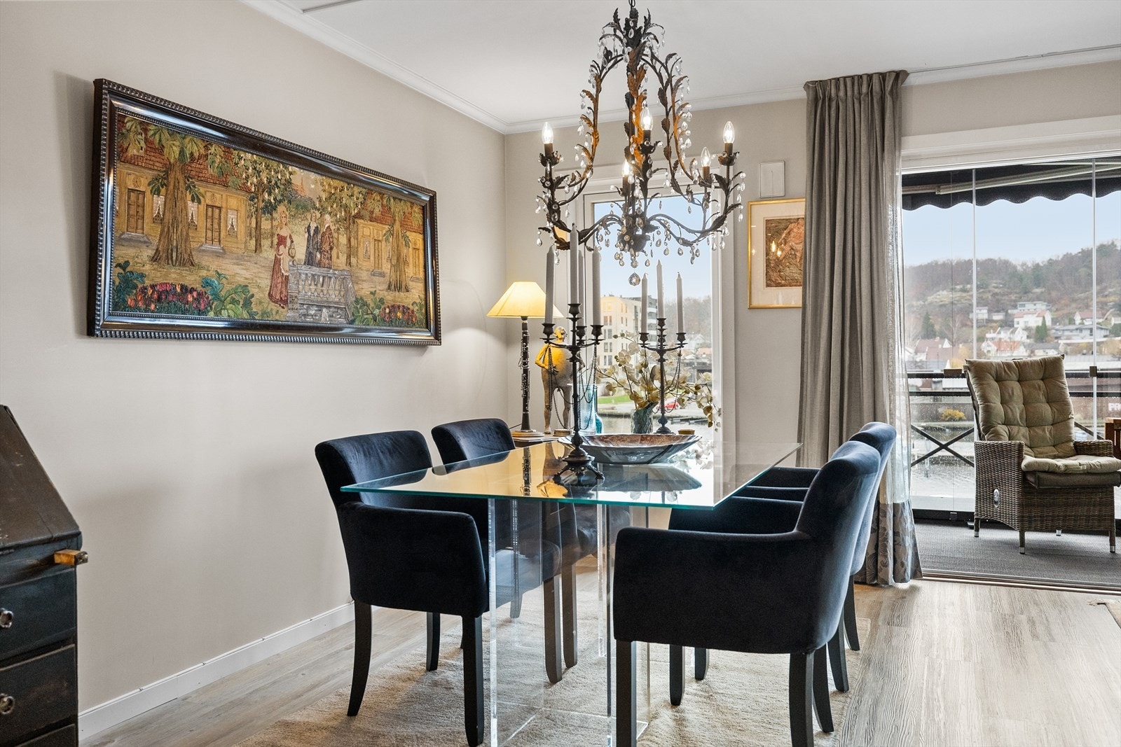 De store vindusflatene slipper inn rikelig med lys og fremhever den åpne, luftige følelsen samtidig som de rammer inn den vakre sjøutsikten på elegant vis. Utsikten blir en levende del av rommet og gir en unik atmosfære både sommer og vinter. Galleribilde