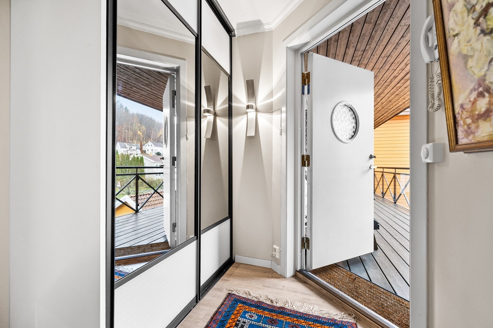 Allerede ved inngangspartiet merker du kvaliteten som preger hele boligen. Entréen ønsker deg velkommen med en romslig og gjennomtenkt planløsning som gir et elegant førsteinntrykk. Galleribilde