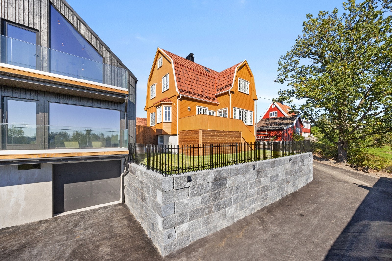 Det er varmekabler i bakken ned mot garasjen. Boligen er kun tilknyttet nabohuset i underetasjen ved garasjene, og oppleves derfor som en frittliggende enebolig. Galleribilde