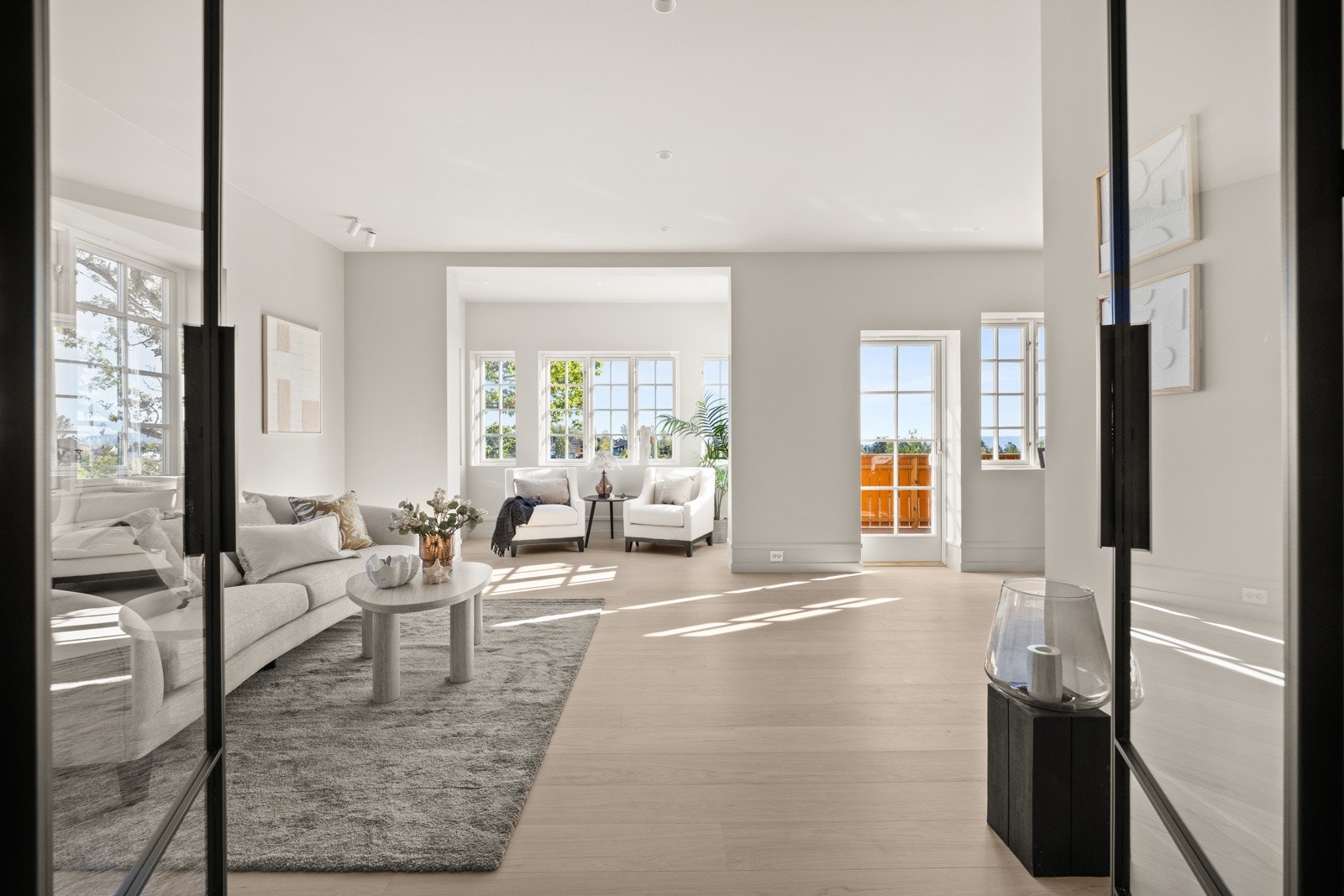 Stuen er lys og romslig med store vindusflater fra flere sider som slipper inn rikelig med naturlig lys. Galleribilde