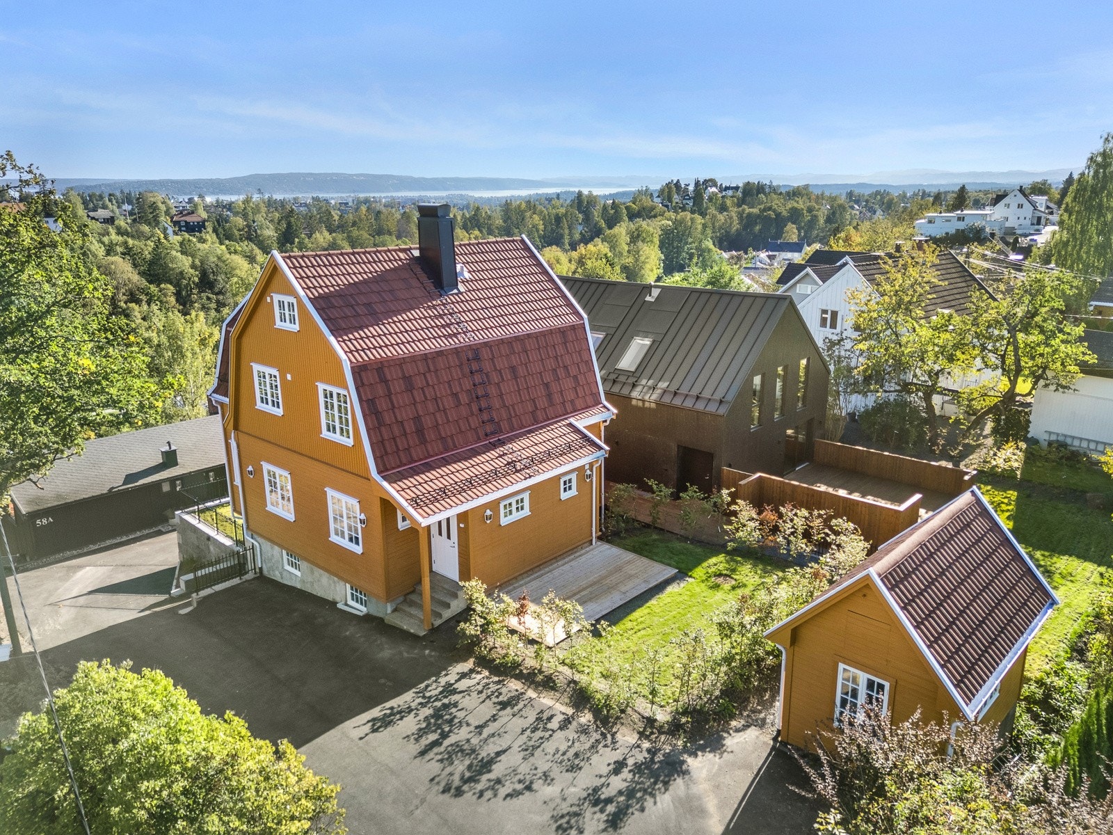 Boligen byr på hyggelige uteområder med veranda på sørsiden og en terrasseplatting på ca 16 kvm på nordsiden av huset. Galleribilde
