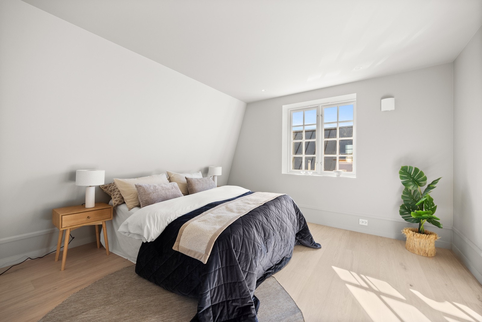 I boligens 2. etasje finner du to romslige soverom. Hovedsoverommet er av god størrelse med plass til dobbeltseng, nattbord og garderobeskap. Galleribilde