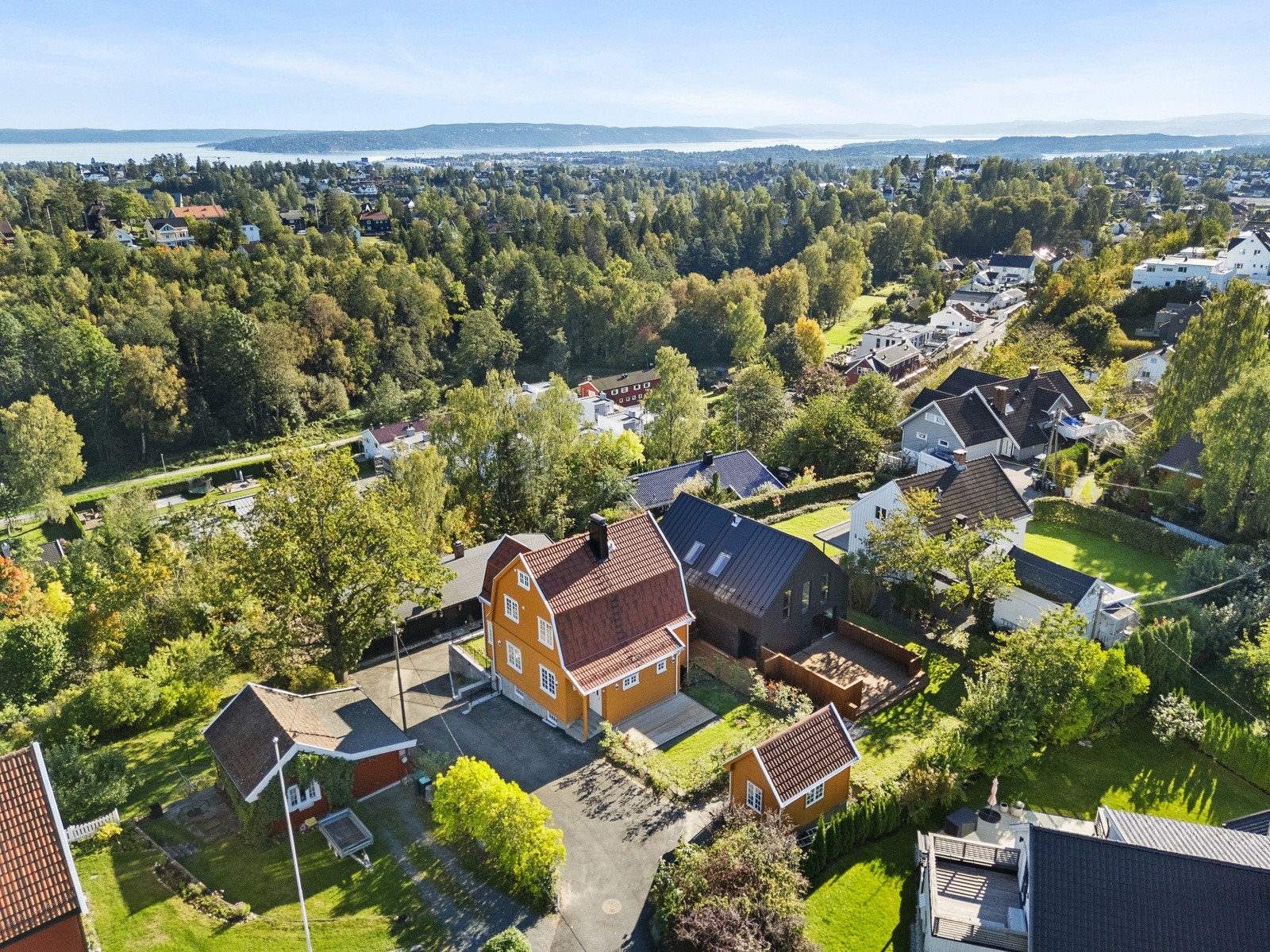 Eiendommen ligger i et rolig, barnevennlig og ettertraktet villaområde på Jar i Bærum. Galleribilde
