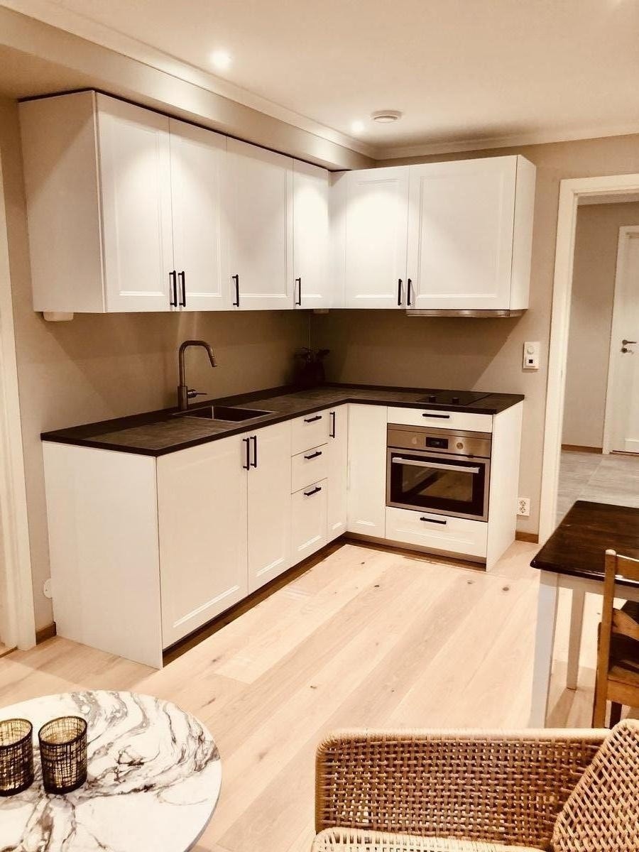 Nytt kjøkken med kombi ovn og mikro Galleribilde