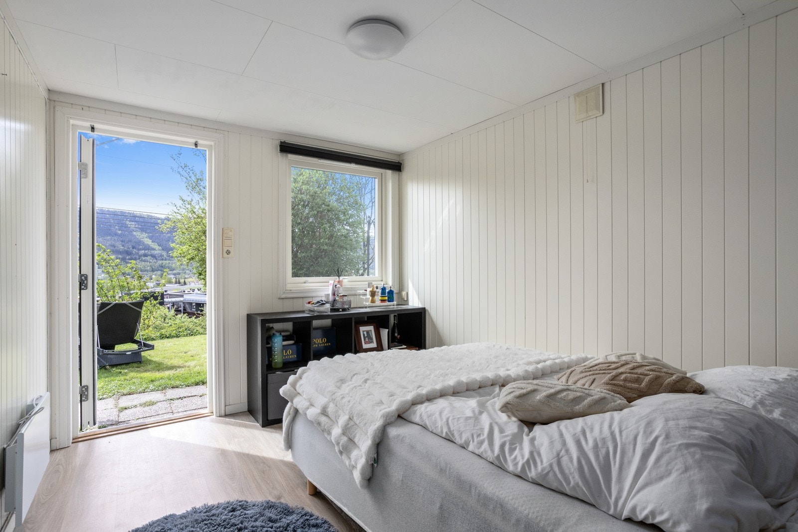 Rommet har egen utgangsdør til hagen Galleribilde