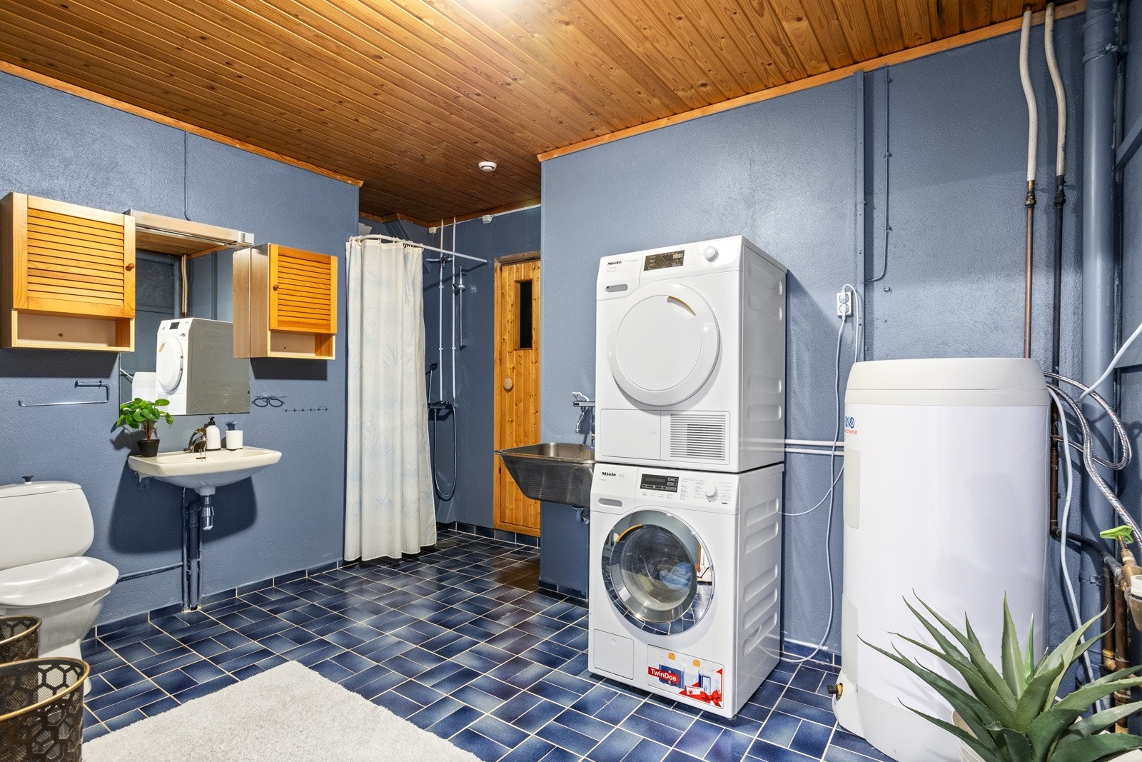 Bad/vaskerom i underetasjen (tilknyttet hovedboenhet). Flislagt gulv med gulvvarme. Galleribilde