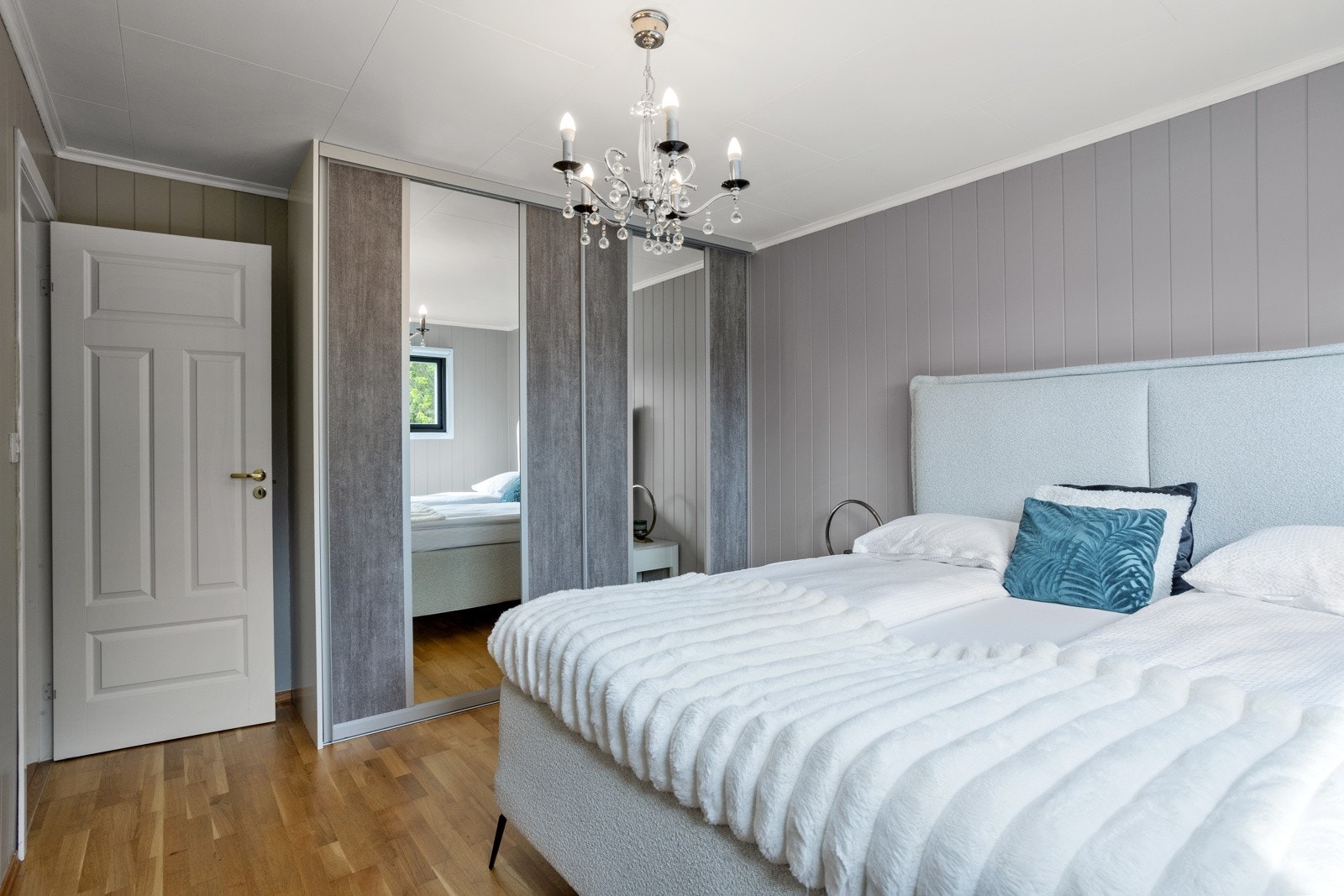 Dette rommet har også skyvedørsgarderobe med god oppbevaringsplass Galleribilde