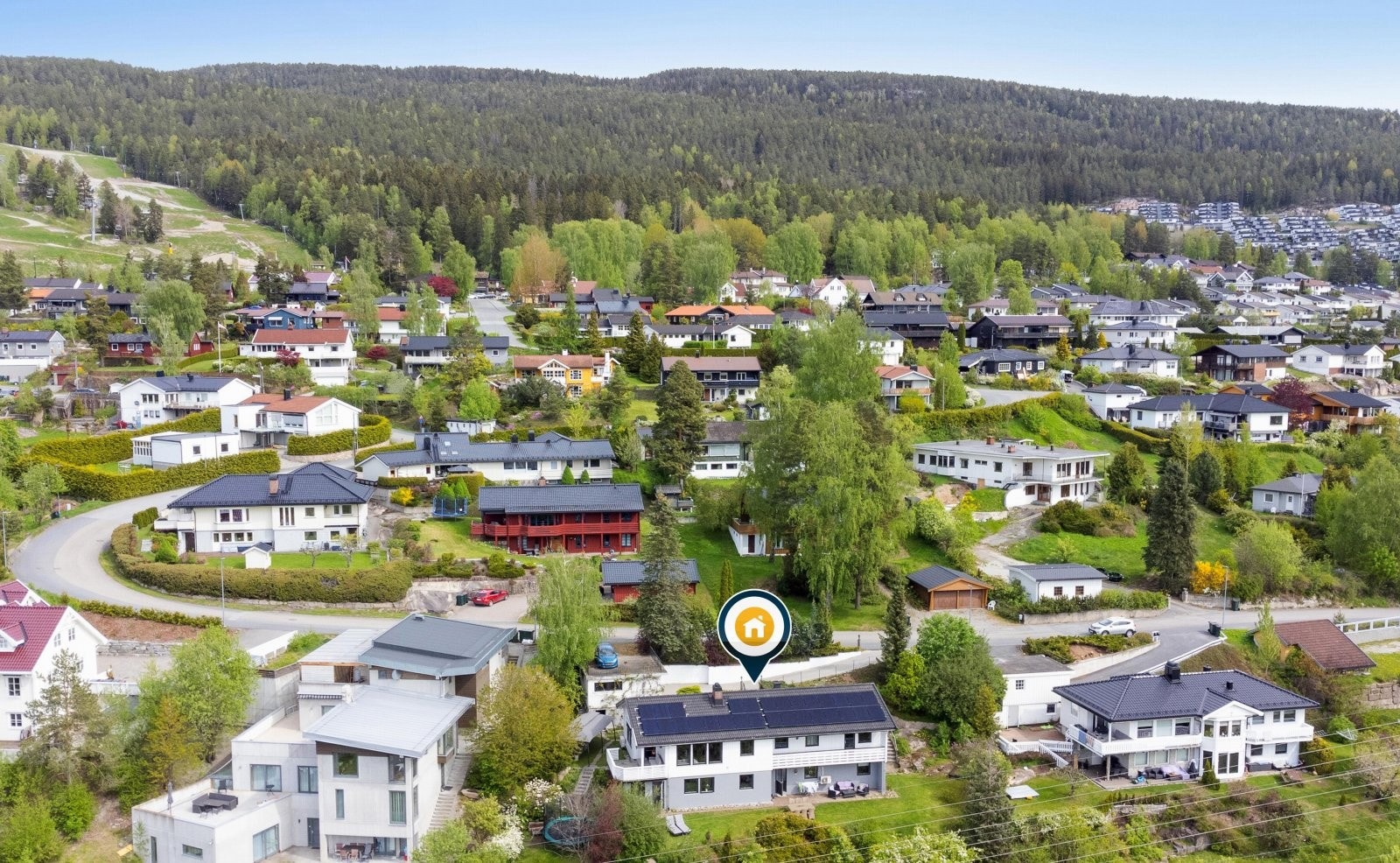 Familievennlig beliggenhet med kort gangavstand til Drammen skisenter, skoler og barnehager, marka med populære turstier, dagligvare og bussholdeplass Galleribilde