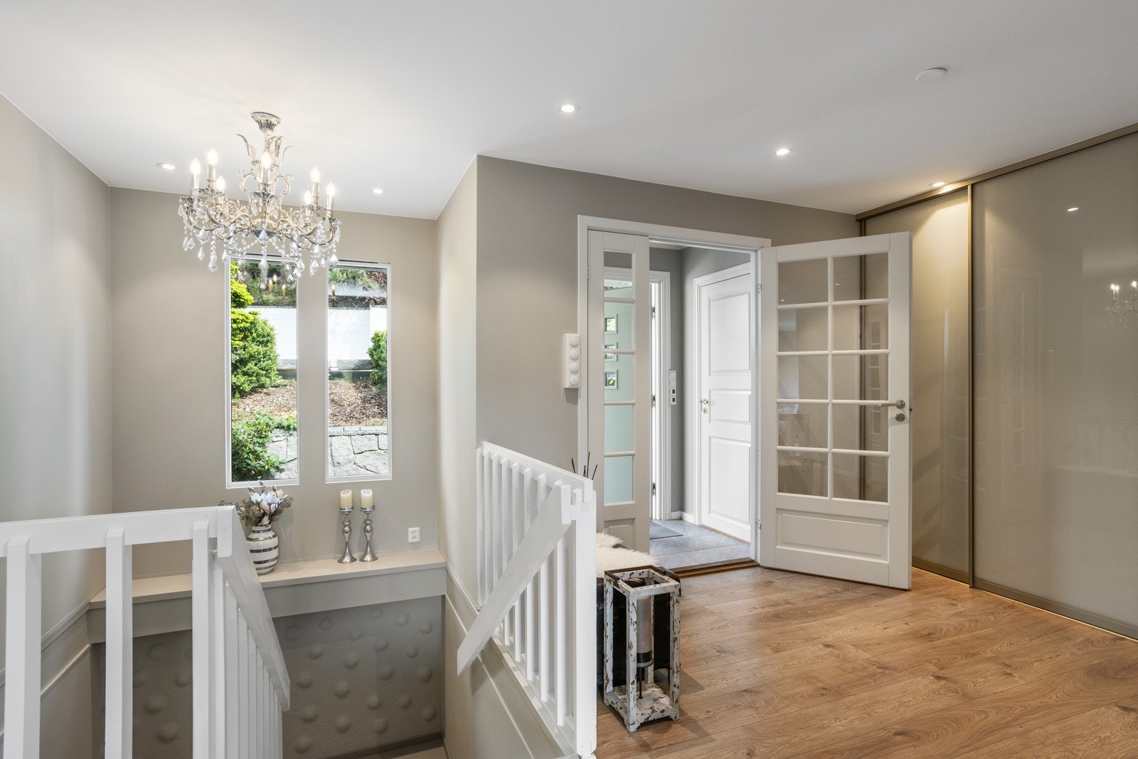 Vinduene i trappen utgjør en fin detalj, hvor du ser ut til inngangspartiet Galleribilde