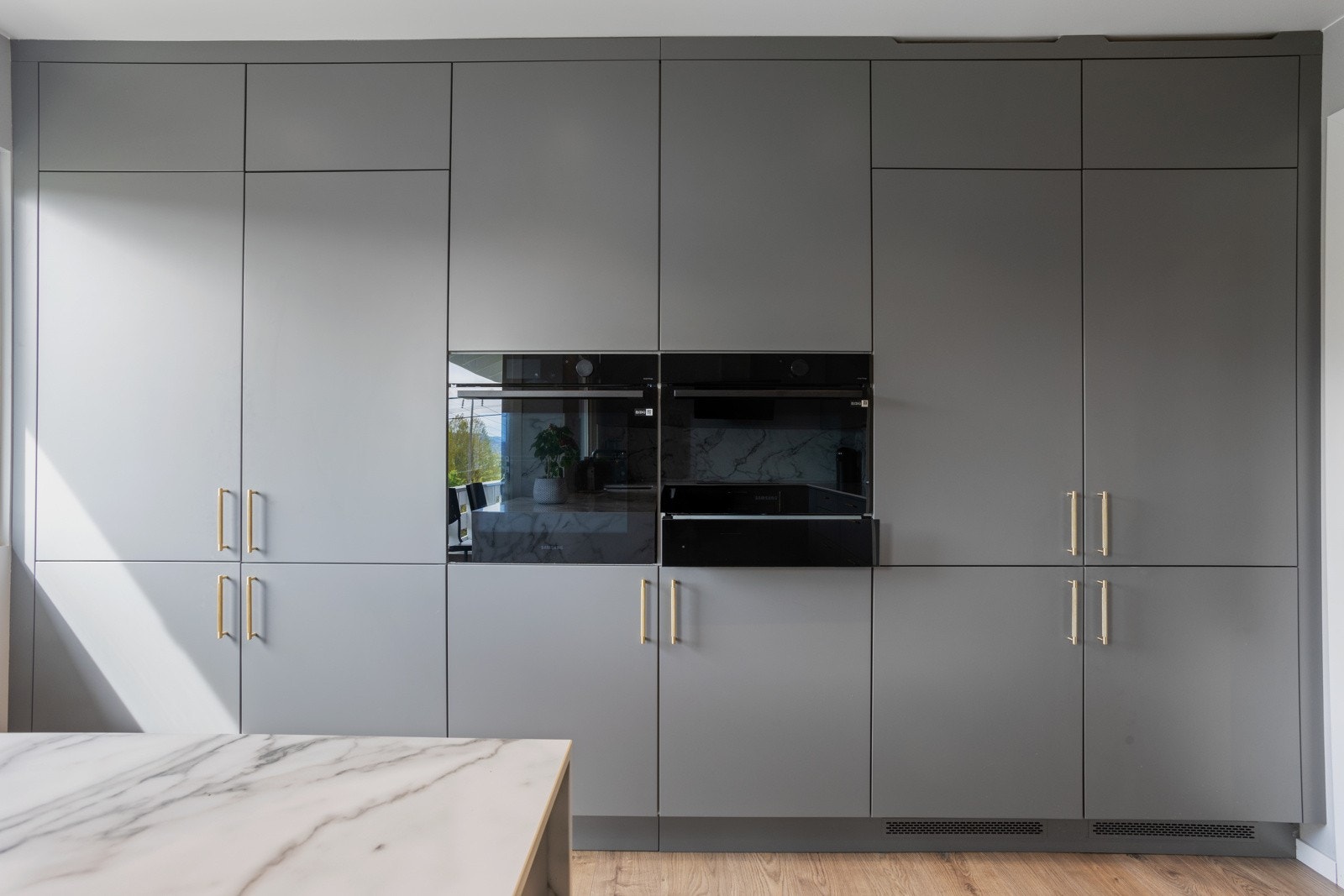 Kjøkken med så mye skapplass hører til sjeldenhetene. Integrert stekeovn, kombiovn og to kjøle-/fryseskap Galleribilde