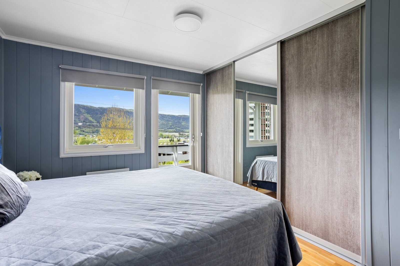 Skyvedørsgarderobe med speil på hel vegg Galleribilde