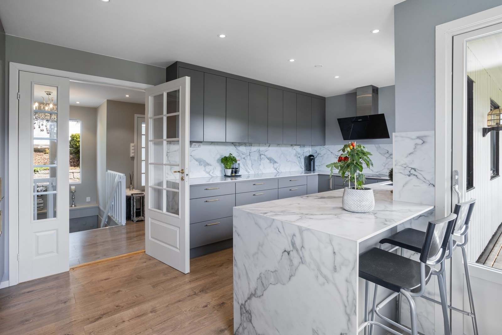 Nytt kjøkken fra 2023. Koselig liten frokostplass for enden av benken Galleribilde