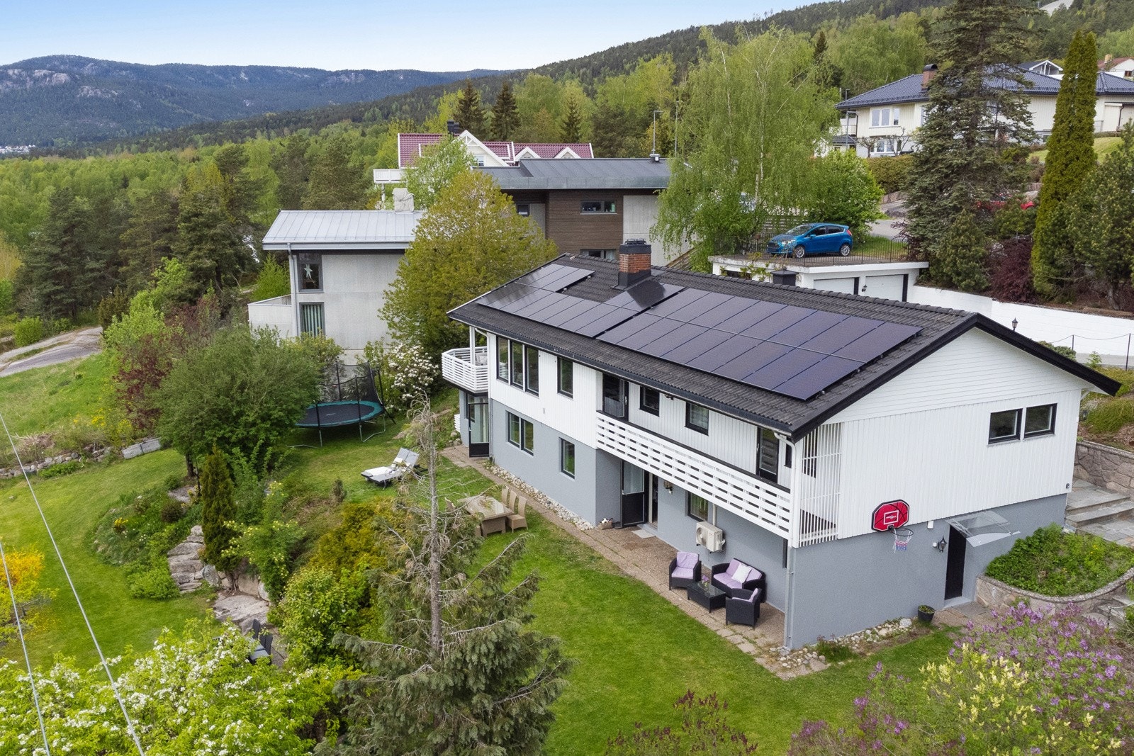 Nytt solcelleanlegg er montert på yttertak. Nede er det egen uteplass til utleieleiligheten Galleribilde