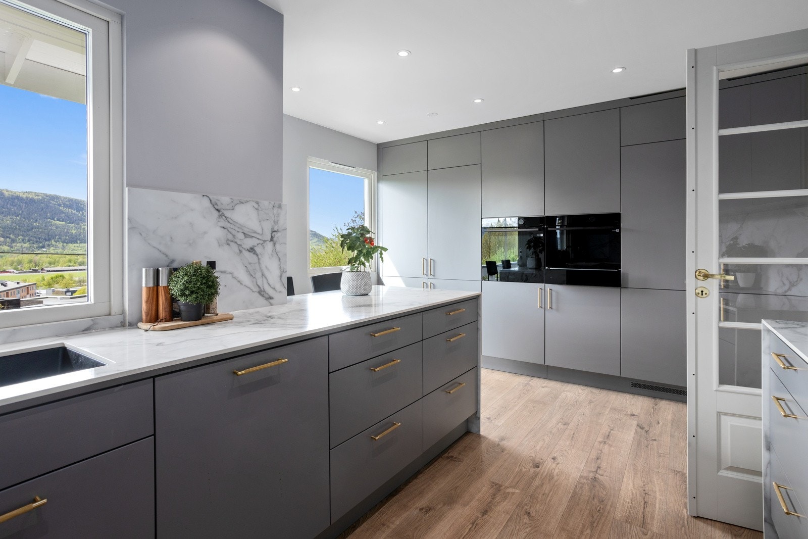 Kjøkkenet har to vinduer i tillegg til balkongdør med glassfelt Galleribilde