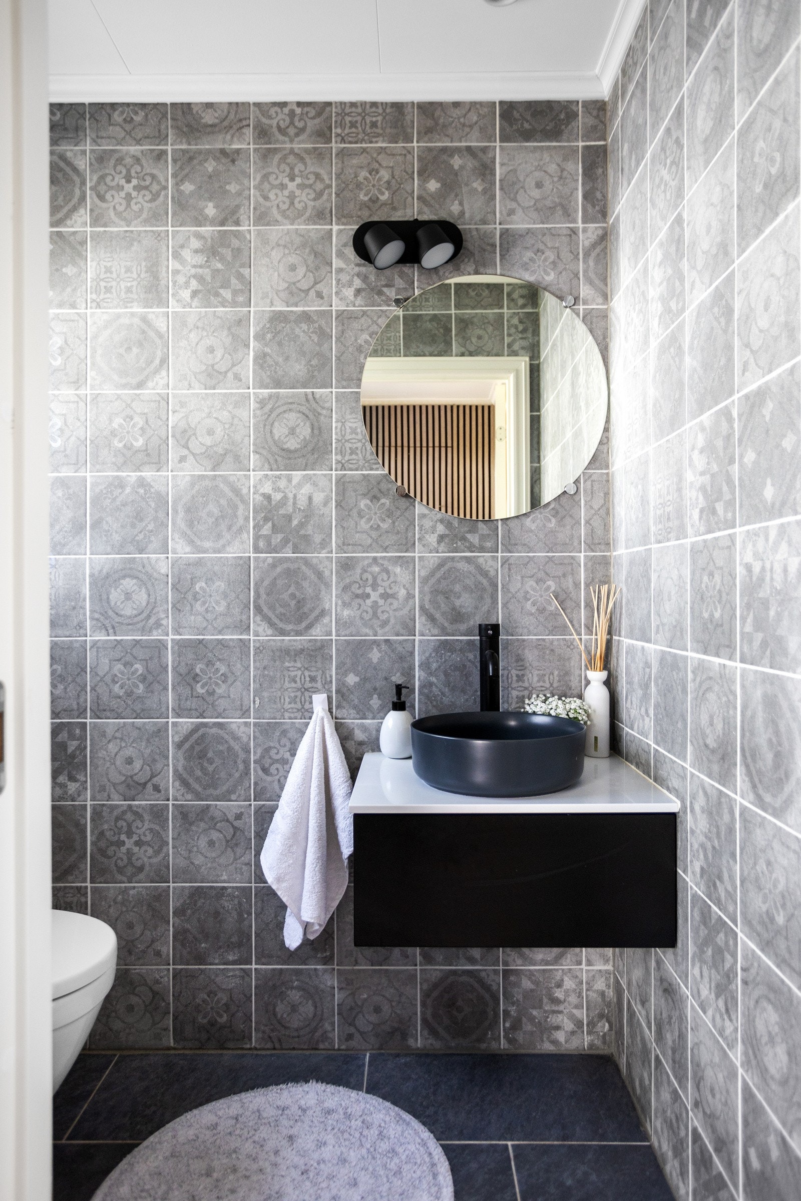 Toalettrommet er delikat oppusset med fliser på vegg og gulv Galleribilde