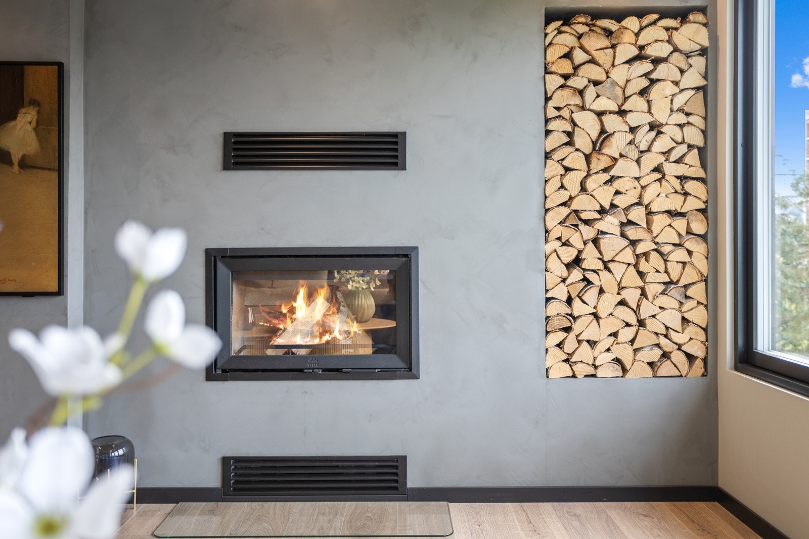 Ny peisinnsats og flott nisje til oppbevaring av ved Galleribilde