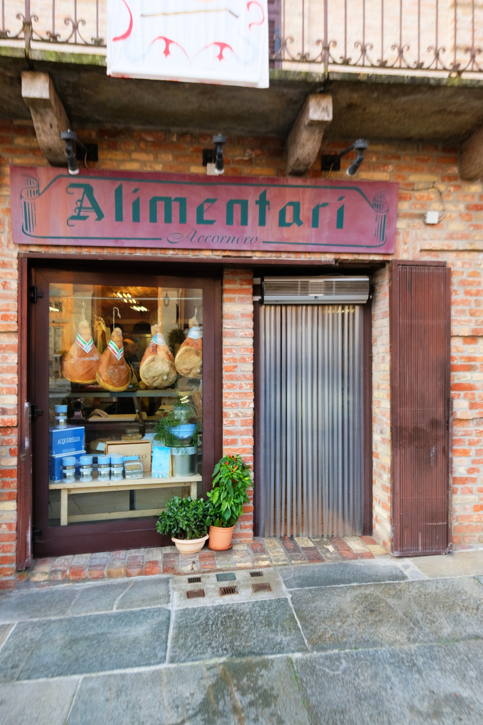 Moncalvo kun 2 km fra boligen - Mange koselige butikker Galleribilde