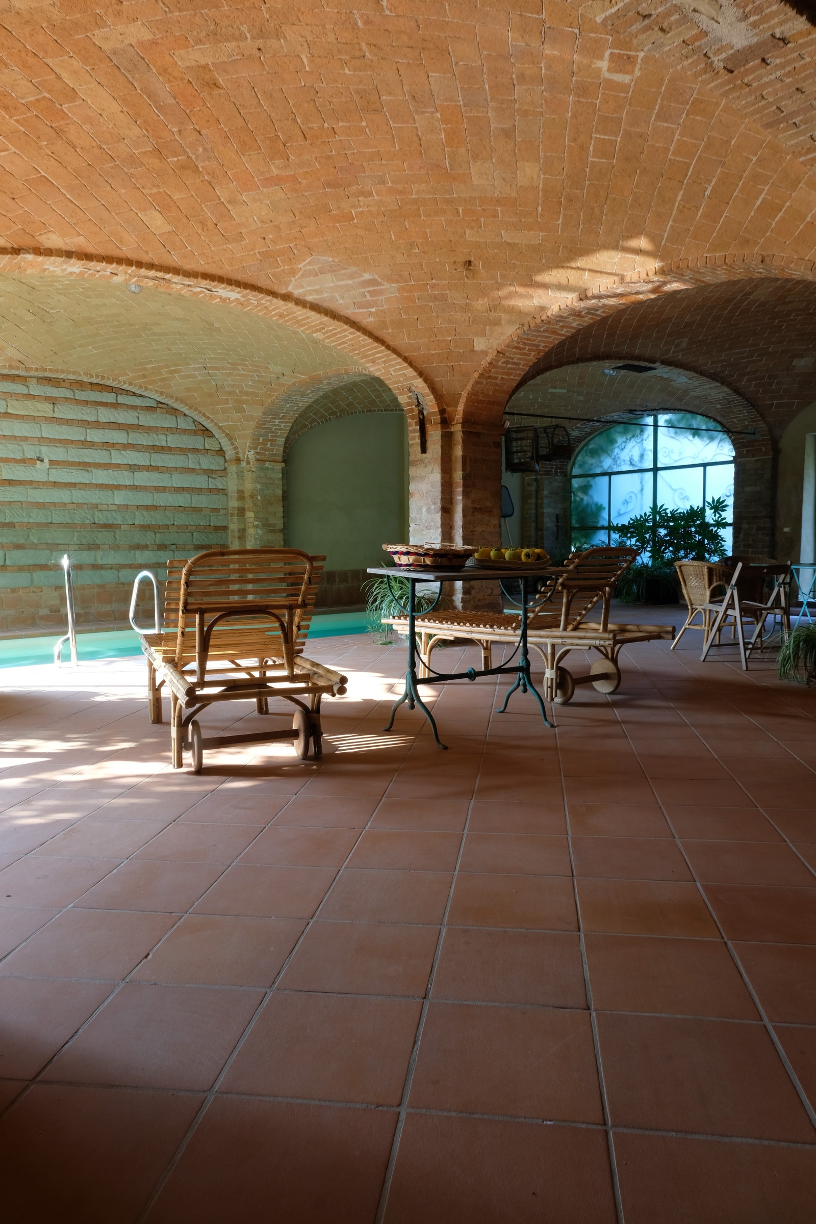 Flere foto av det store rommet hvor vi har basseng. Galleribilde