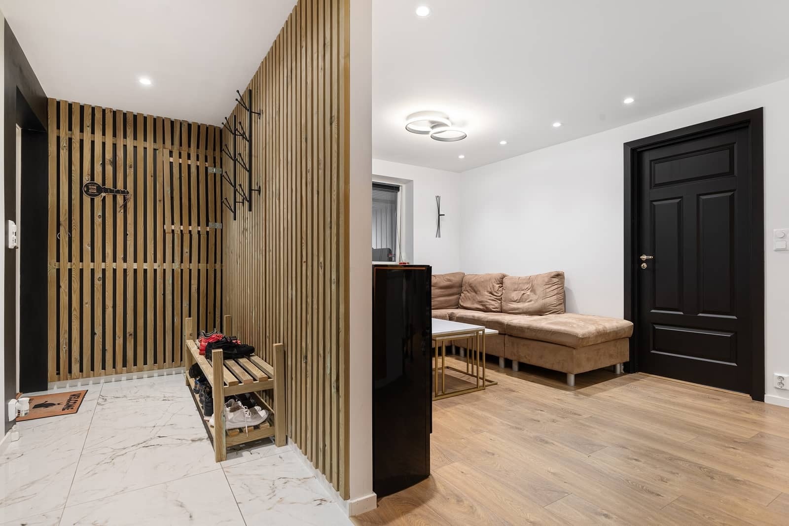 Lekker entré med elektriske varmekabler og spiler på vegg Galleribilde