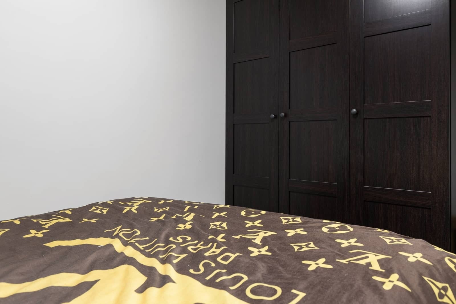 Soverommet har også garderobeskap med integrert LED-belysning Galleribilde