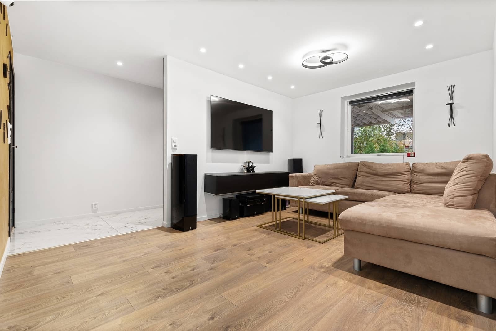 Hele leiligheten ble pusset opp i 2022/2023, og fremstår meget attraktiv Galleribilde