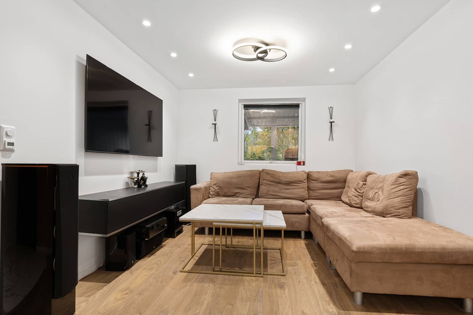 Stuen har god plass til sofa og øvrig møblement Galleribilde