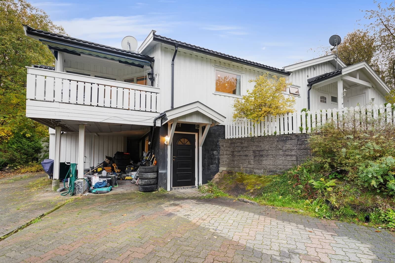 Leiligheten disponerer en carport og en biloppstillingsplass i forkant av denne Galleribilde