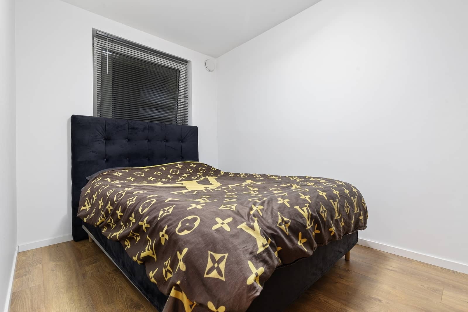 Romslig soverom med plass til dobbeltseng Galleribilde