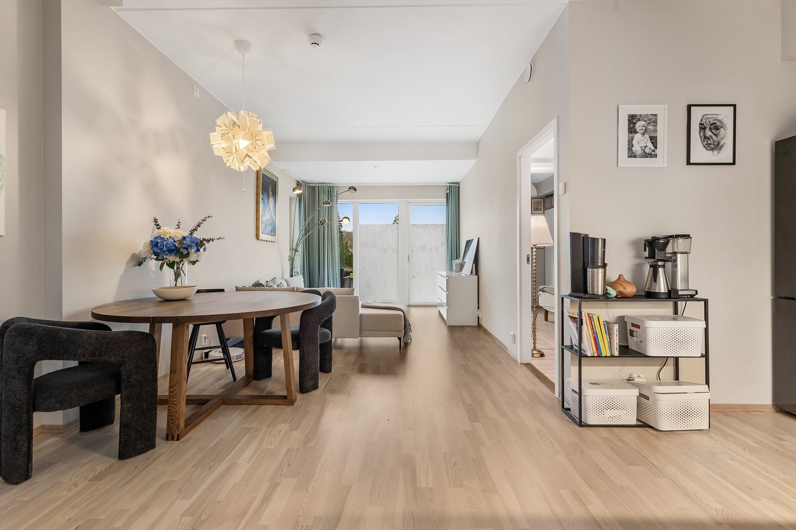 I tilknytning til kjøkkenet, kan spisebord enkelt plasseres. Galleribilde