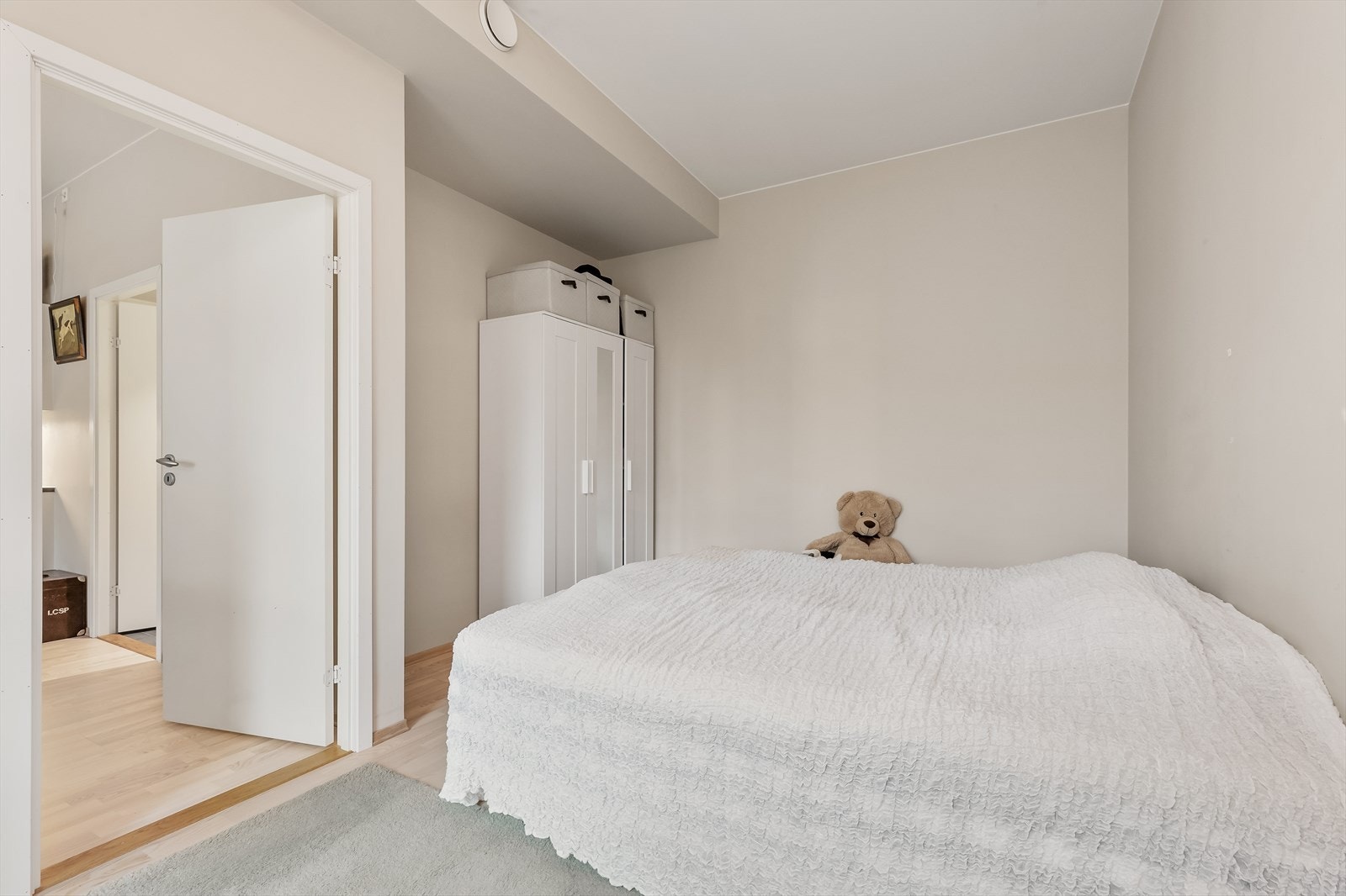 Videre byr leiligheten på to gode soverom. Hovedsoverommet har plass til dobbeltseng, tilhørende møblement og garderobeskap med god oppbevaringsplass. Galleribilde