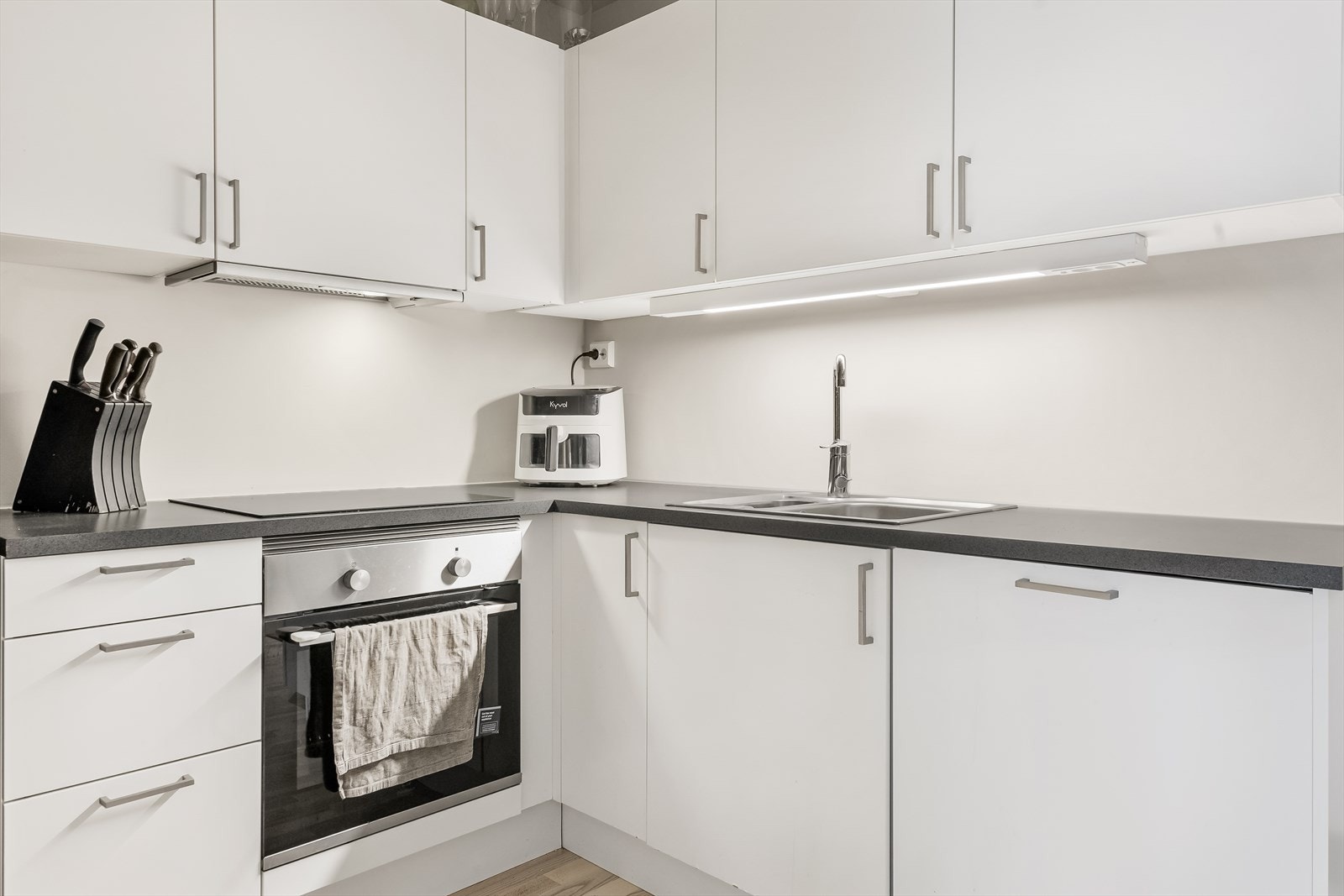 Her er det praktisk utførelse. Kjøkkenet er designet med god skap- og benkeplass. Innredning med slette fronter og laminat benkeplate med nedfelt benkebeslag. Kjøkkenventilator med mekanisk avtrekk. Galleribilde