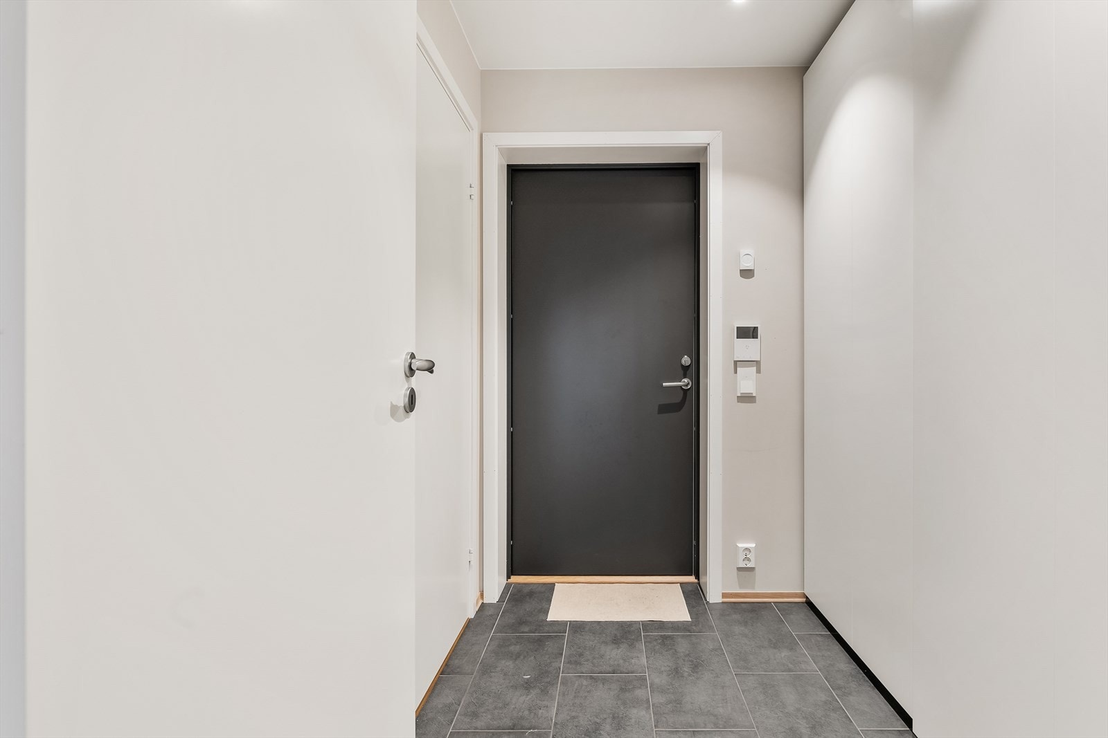 Det er adkomst til leiligheten som ligger trappefritt til i 1. etasje. Her ønskes du velkommen inn i en romslig entré med god plass til å oppbevare ytterklær og sko i stort garderobeskap. Galleribilde