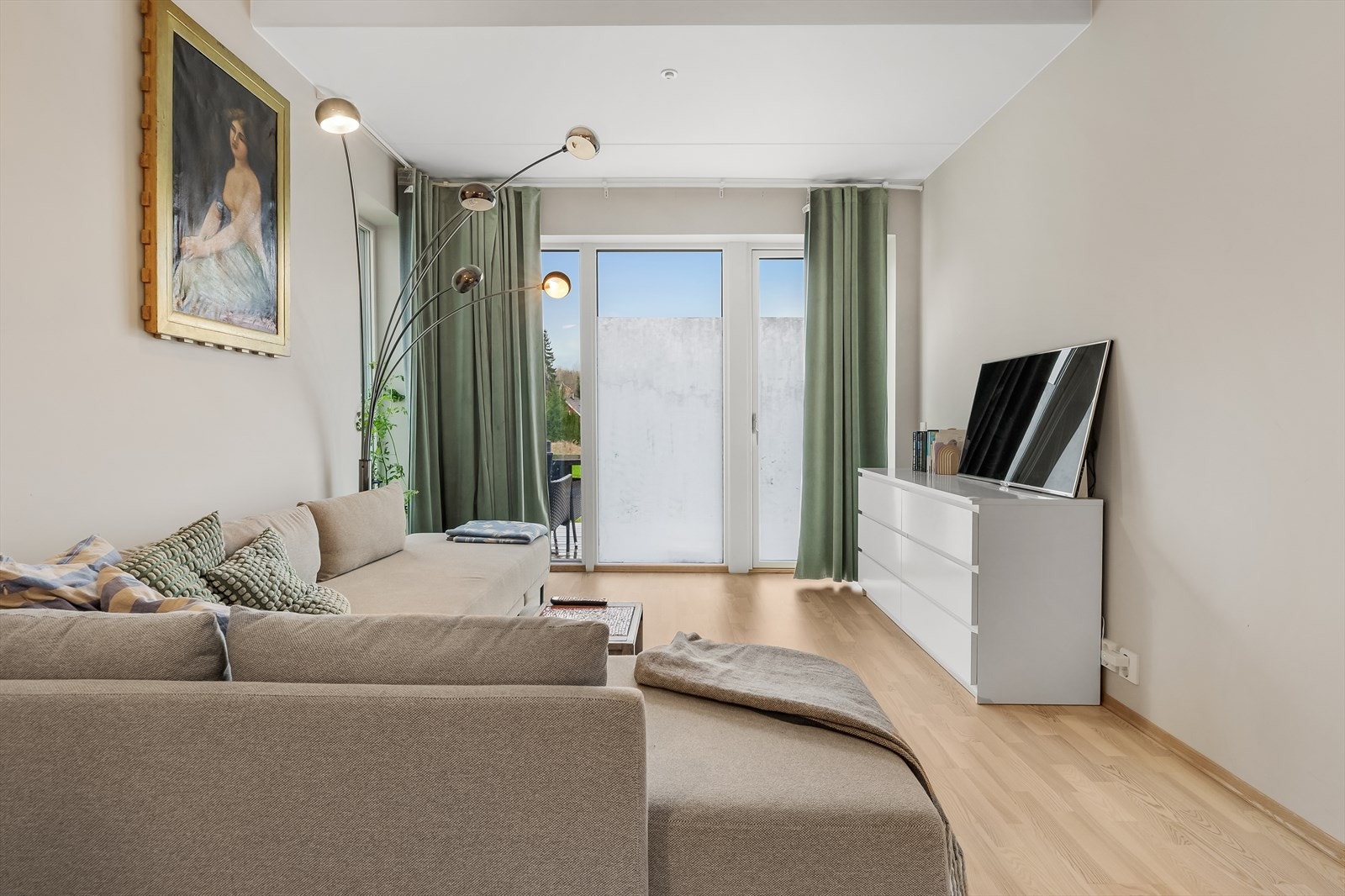 Her er det god takhøyde og flere store vindusflater som slipper inn mye naturlig lys og skaper en god atmosfære i rommet. Galleribilde