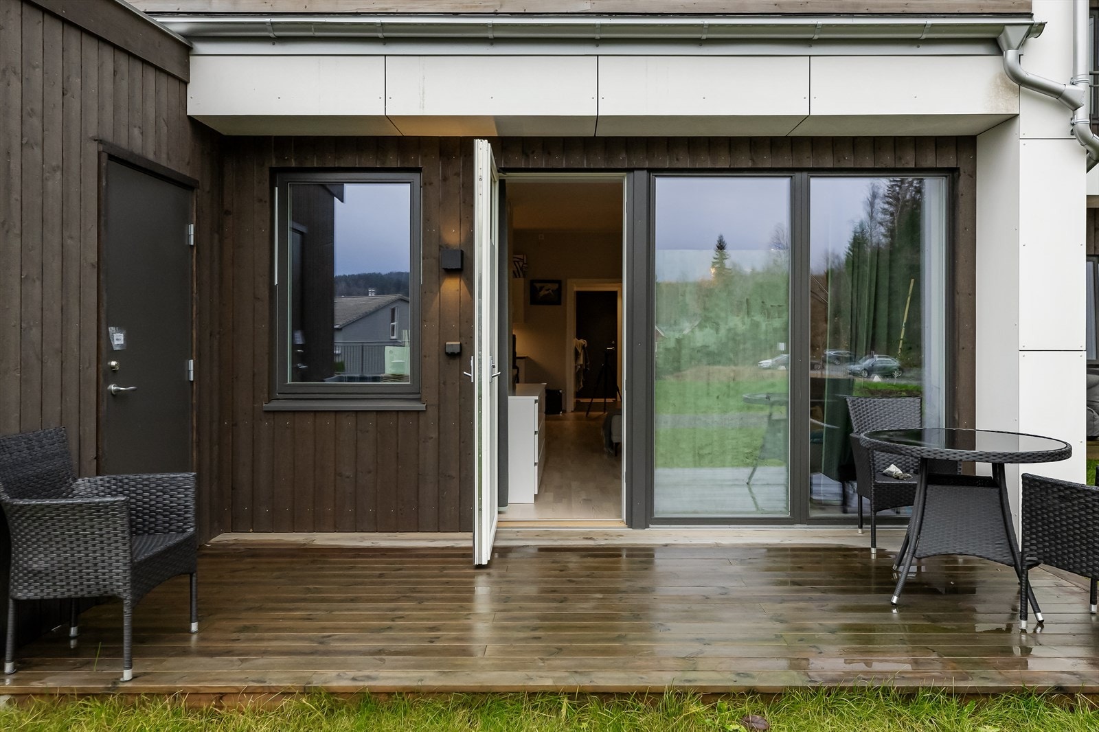 Fra stuen er det utgang til en solrik terrasse som fungerer som en forlengelse av stuen på varme sommerdager. Galleribilde