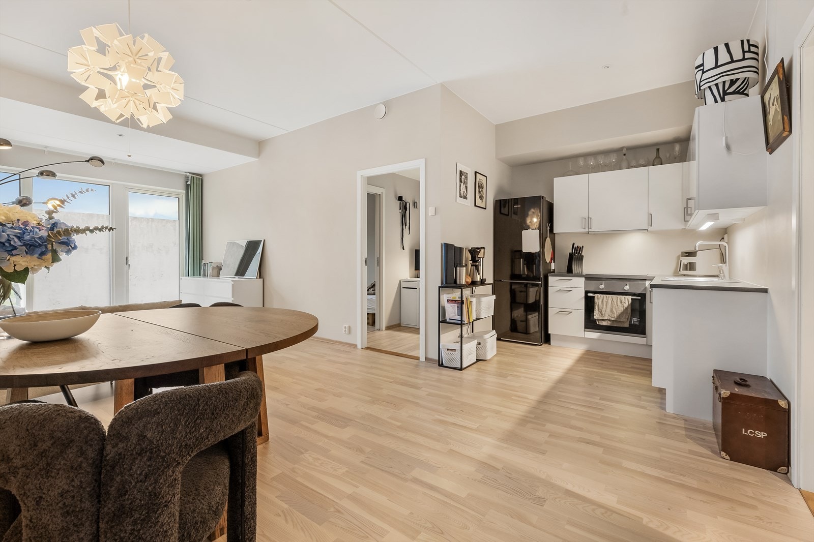 Fra stuen er det utgang til en solrik terrasse som fungerer som en forlengelse av stuen på varme sommerdager. Galleribilde