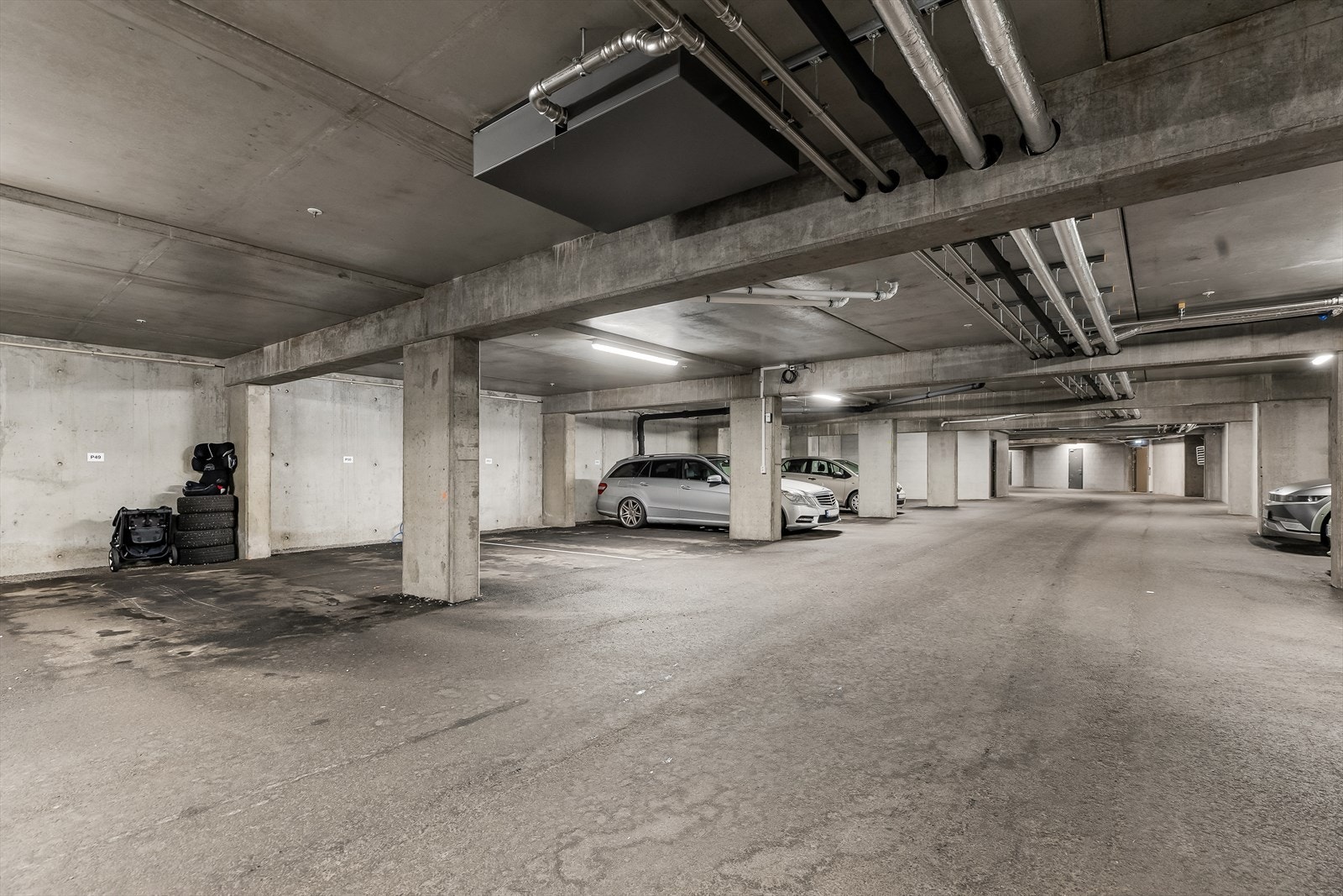 Parkering i oppvarmet felles garasjeanlegg med fast plass tilhørende boligen og mulighet for elbillader. Galleribilde