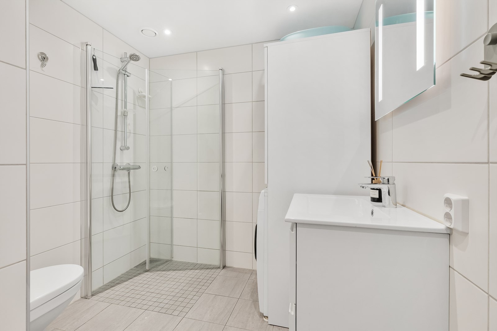 Pent flislagt baderom med vannbåren gulvvarme. Galleribilde