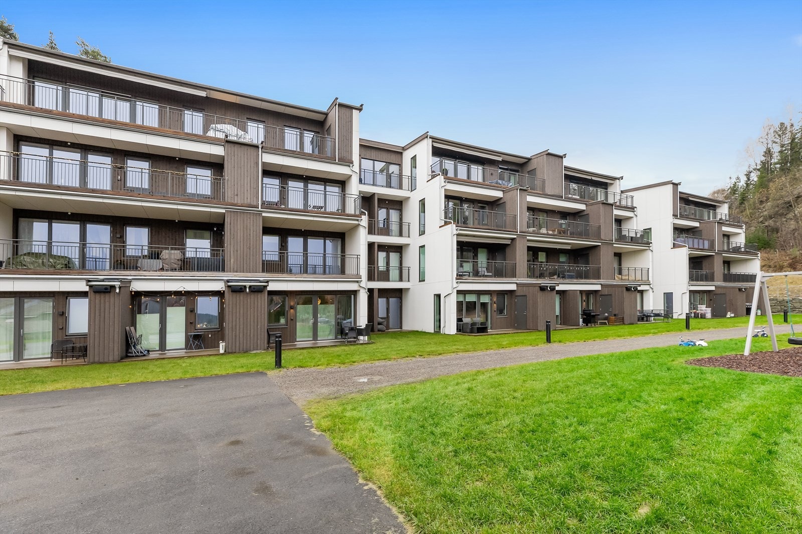 Leiligheten har et hyggelig og solrikt uteområde på to markterrasser. Her er det god plass til utemøbler, grill og planter. Galleribilde