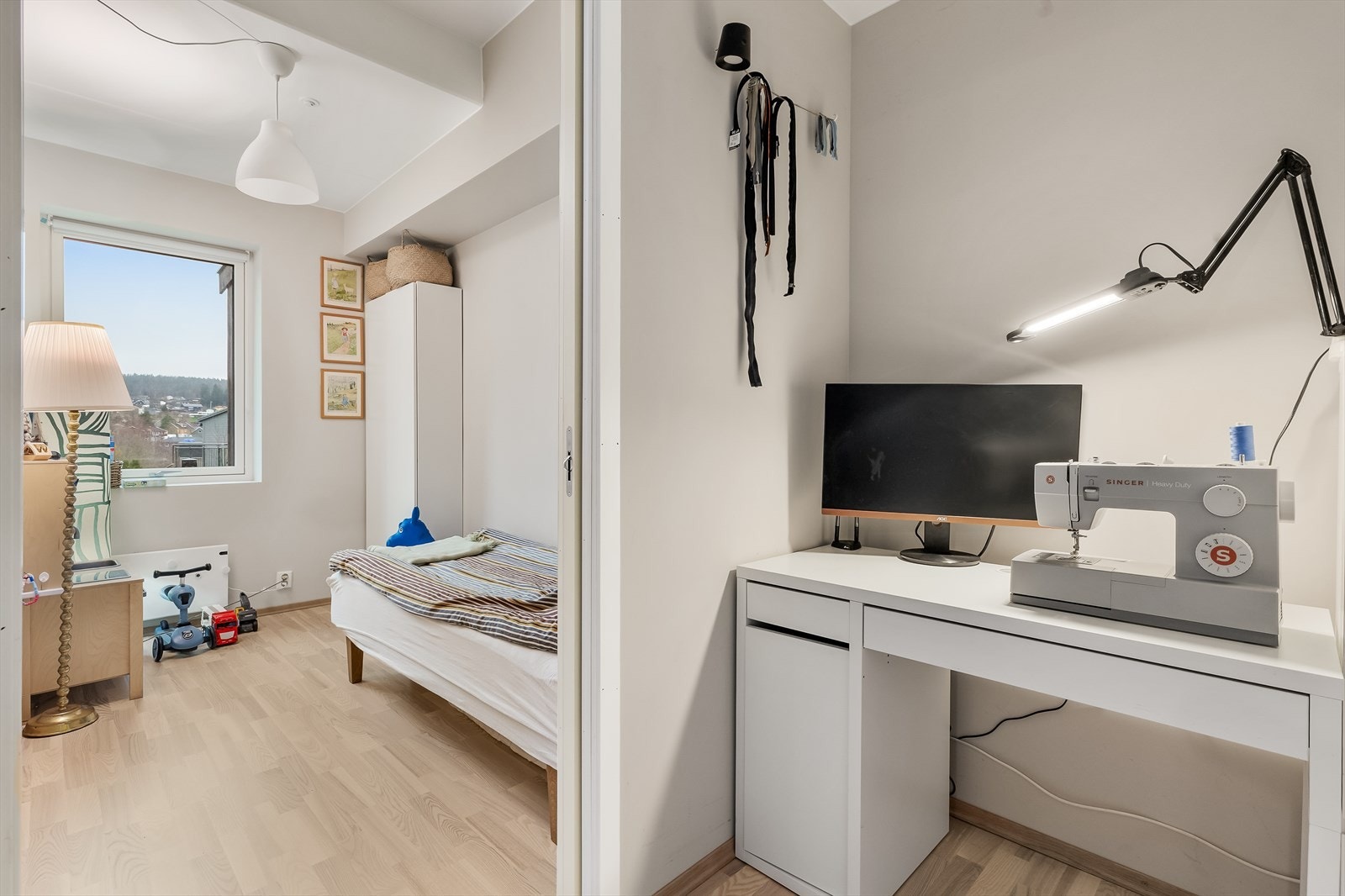 Det andre soverommet er praktisk utført med god plass til seng og tilhørende møblement. Ypperlig som barnerom, gjesterom eller hjemmekontor. Galleribilde