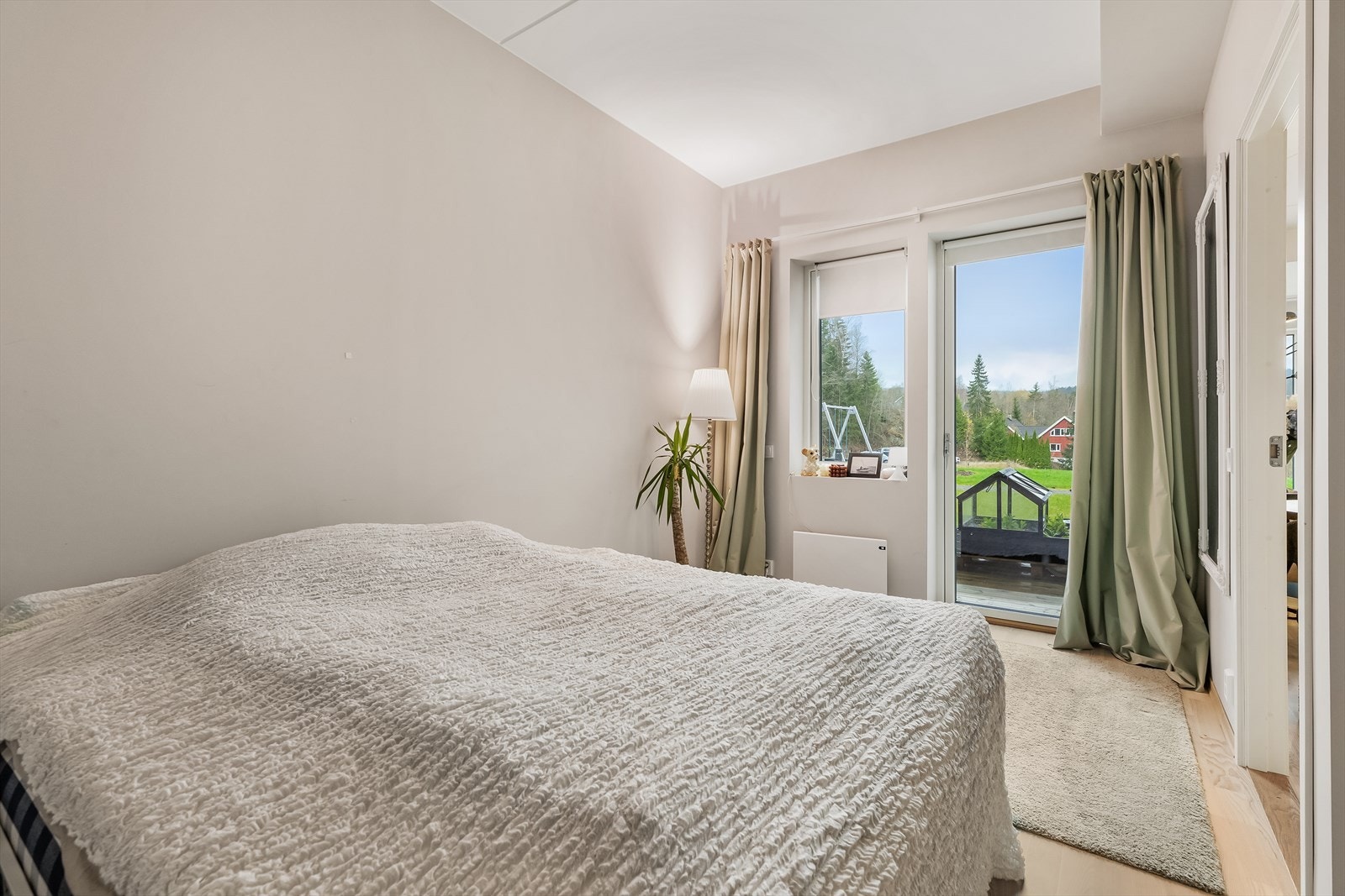 Herfra er det utgang til en solrik terrasse. Galleribilde